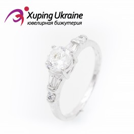 Кольцо родиум "Круглый камень с прямоугольными и мелкими камнями по бокам" Кольцо родиум "Круглый камень с прямоугольными и мелкими камнями по бокам"